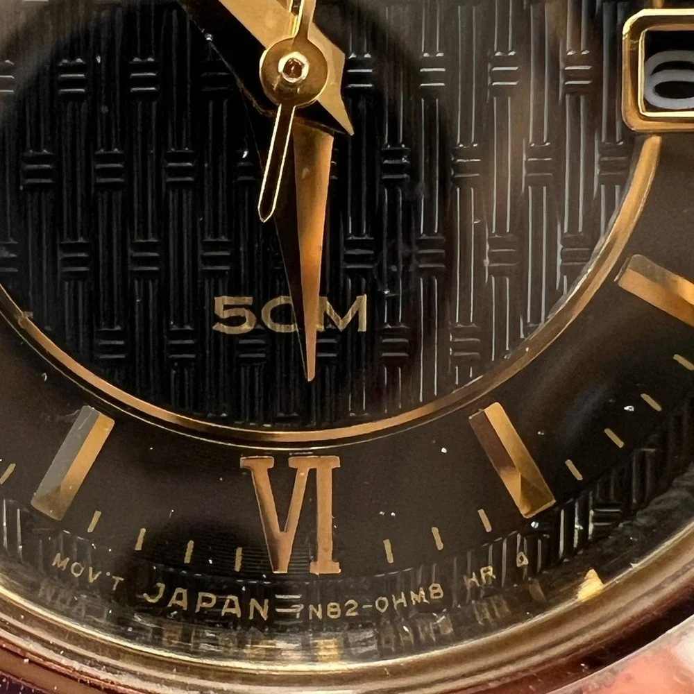 Seiko Rare Ladies Watch Gold-Tone Bracelet Case Hands Black Carbon Fiber Dial